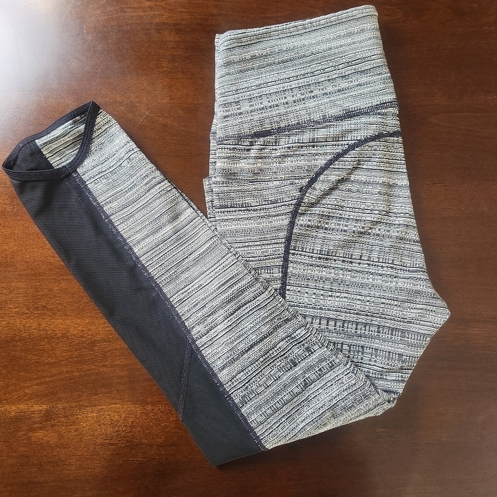 Athleta Mantra Black leggings black, gray, and white size Small